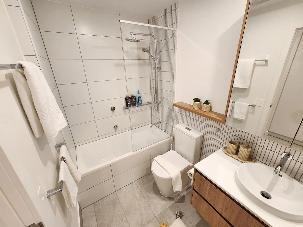 Free Car Park, Infinity Pool, City View, Spa-Sauna Brisbane Apartment